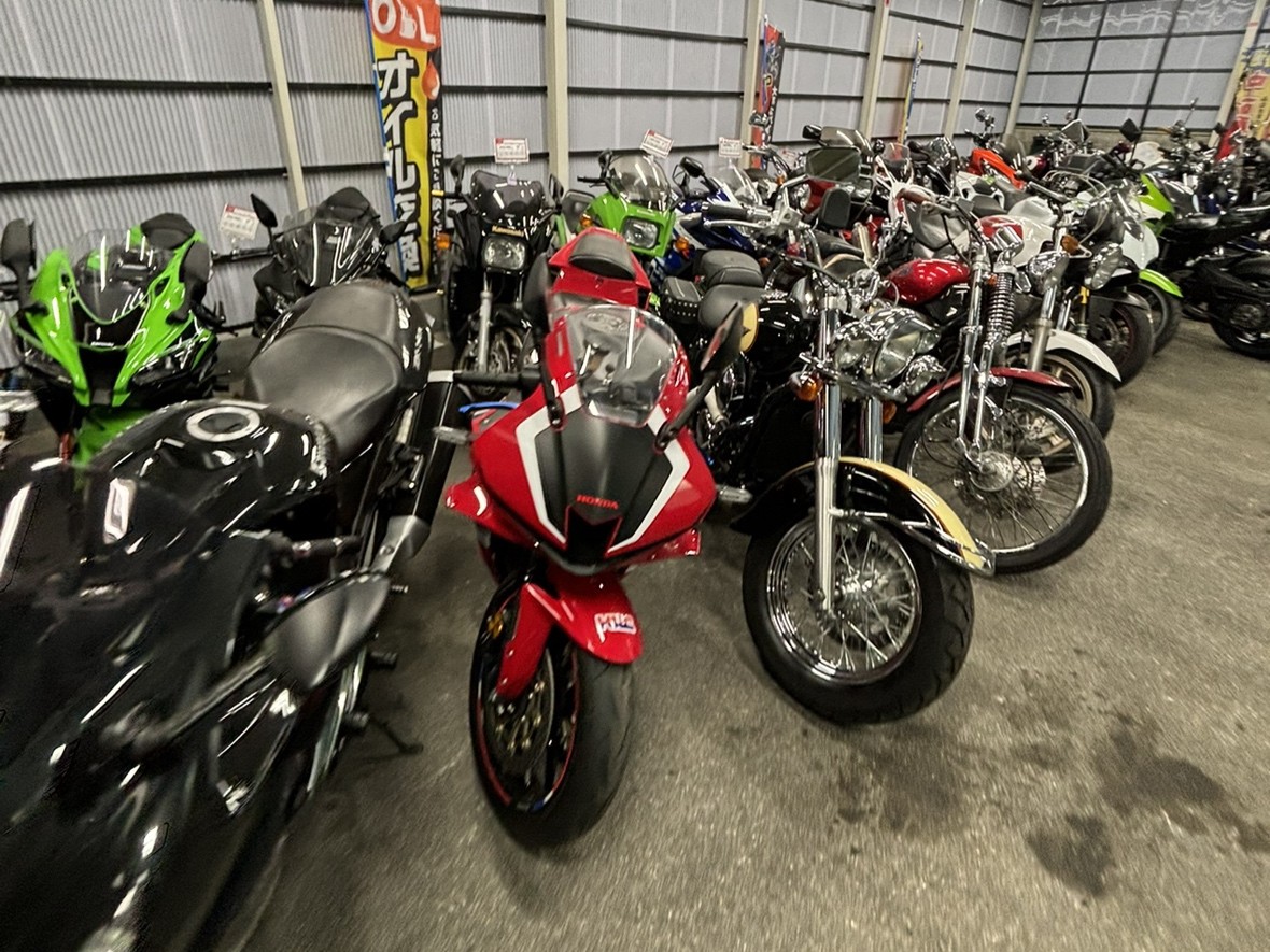 バイクが沢山並んでいる